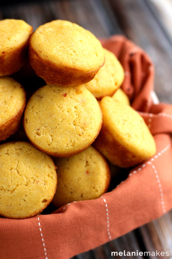 Hot Pepper & Peach Cornbread Muffins | Melanie Makes melaniemakes.com