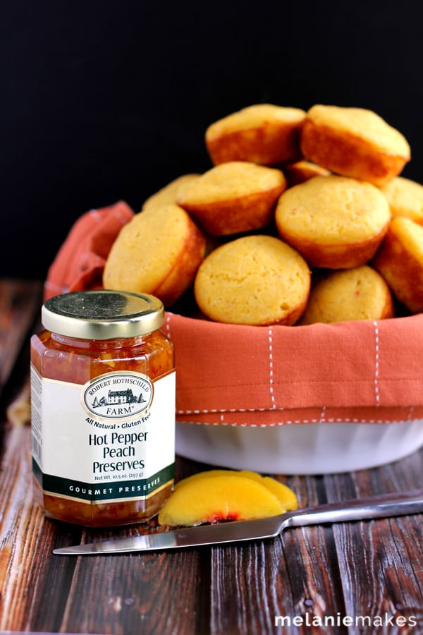 Hot Pepper & Peach Cornbread Muffins | Melanie Makes melaniemakes.com