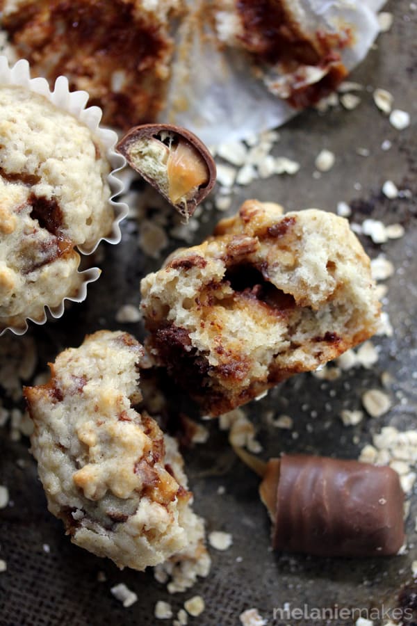The classic banana oatmeal flavor combination gets a bit more interesting with the addition of your favorite candy bar. Caramel, chocolate and a cookie crunch make these four ingredient Twix Banana Oatmeal Muffins taste like luscious bites of Bananas Foster with a hint of chocolate. 