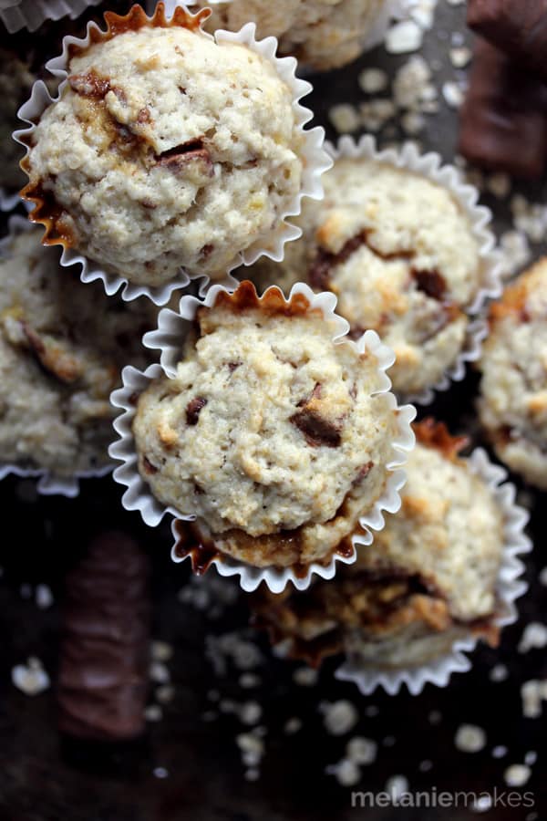 The classic banana oatmeal flavor combination gets a bit more interesting with the addition of your favorite candy bar. Caramel, chocolate and a cookie crunch make these four ingredient Twix Banana Oatmeal Muffins taste like luscious bites of Bananas Foster with a hint of chocolate. 